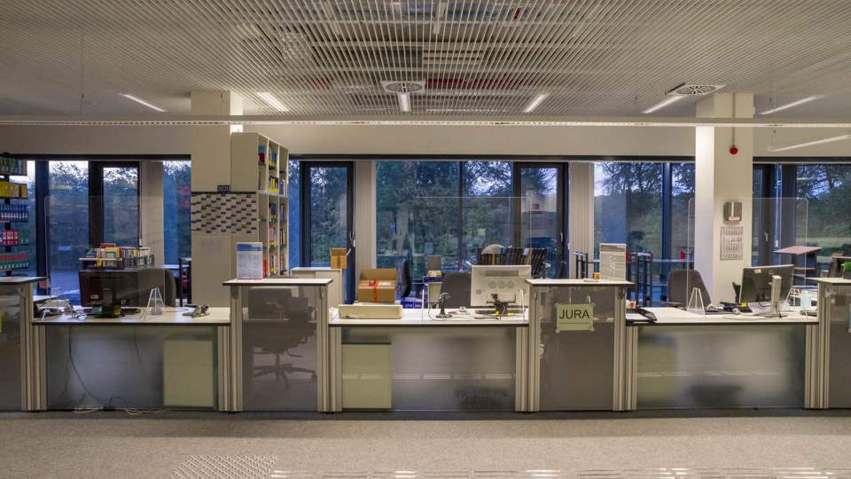 Infotheke der Jura-Bibliothek ZRS